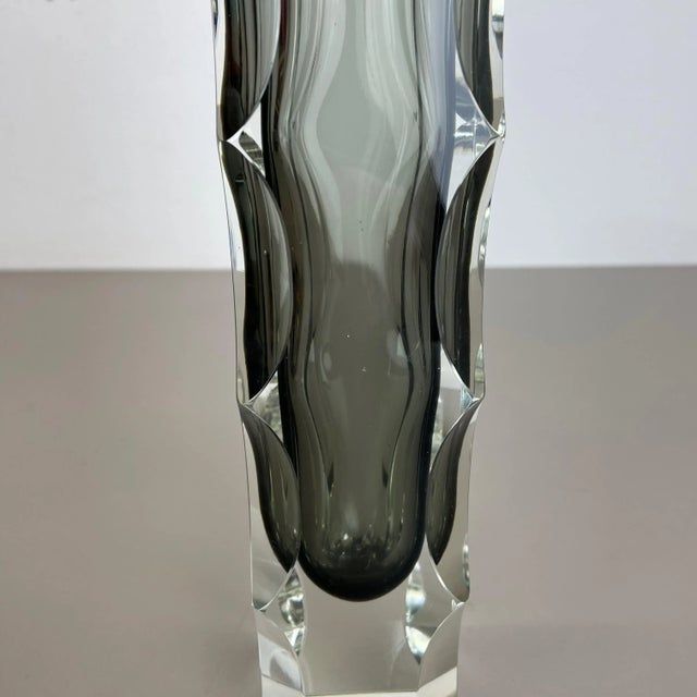 Large Mandruzzato Faceted Glass Sommerso Vase, Murano, Italy 1970s For Sale - Image 6 of 18