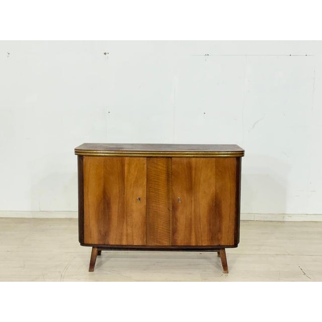A stylish vintage chest of drawers from the 1960s. This piece of furniture impresses with its simple mid-century design,...