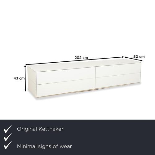 Simple, clear, stylish – this sideboard impresses with its minimalist design and a high-gloss white surface. The handle-...