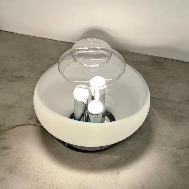 Large and impressive table lamp with the iconic 'flying saucer' shape typical of late 60s / early 70s creations. this lamp...