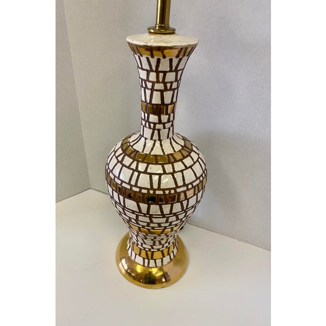 1960s Hollywood Regency Pottery Cream and Gold Glazed Tile Lamp For Sale - Image 4 of 9