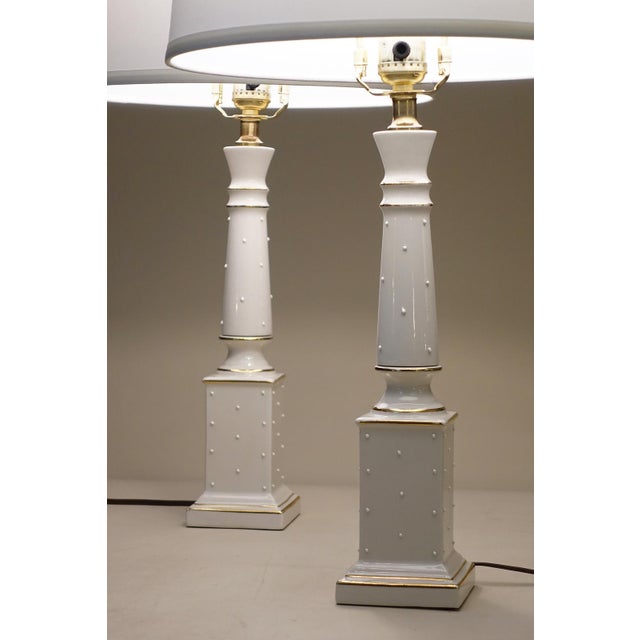1960s Matched Pair Lenox Quoizel Neoclassic Hollywood Regency Modern Column Porcelain Table Lamps 1960's For Sale - Image 5 of 14