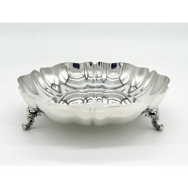 Late 20th Century Vintage Oneida Silverplate Footed Bowl — Scalloped Rim — Traditional / Hollywood Regency For Sale - Image 5 of 13