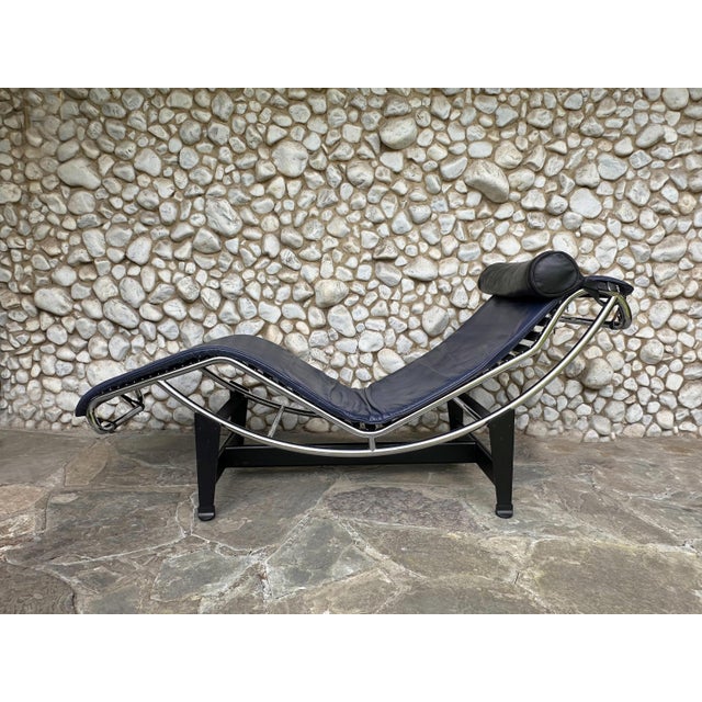 Cassina LC4 Chaise Lounge in Blue Leather by Le Corbusier, Pierre Jeanneret & Charlotte Perriand for Cassina, 1980s For Sale - Image 4 of 18