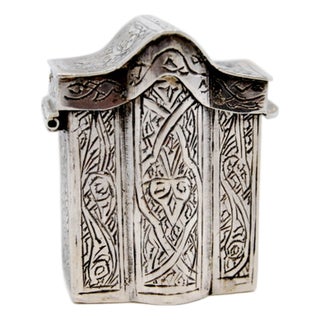 Engraved Silver Snuff Box with Wavy Lid and Gold Interior For Sale