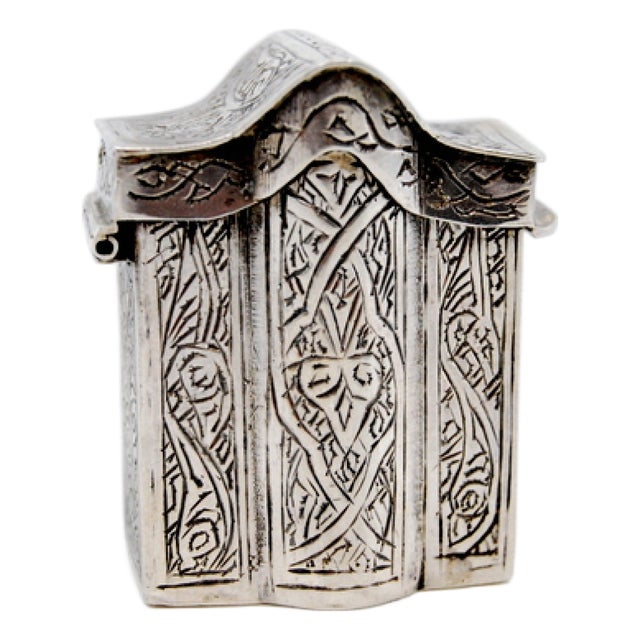Engraved Silver Snuff Box with Wavy Lid and Gold Interior For Sale