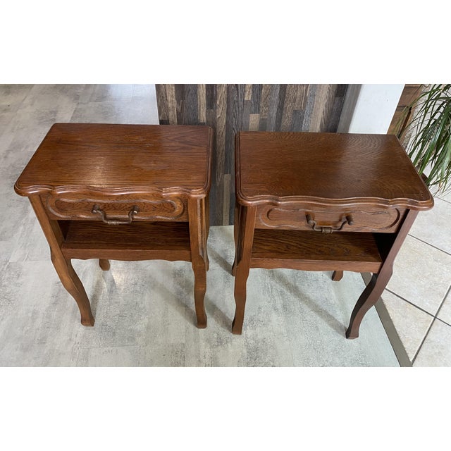 Very elegant bedside tables in oak and oak veneer. Each with a drawer and a shelf. Some signs of wear, good overall...