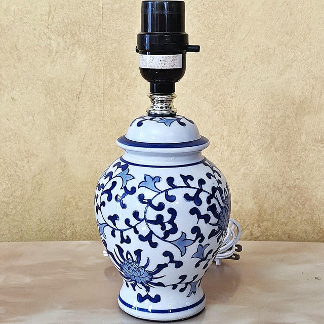 Ceramic Vintage Blue & White Chinoiserie Ginger Jar Table Lamp – Porcelain Accent Lamp For Sale - Image 7 of 18