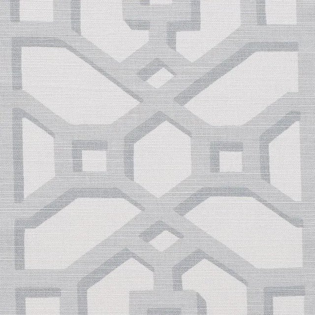 Inspired by Elsie de Wolfe's trellised rooms, this fretwork pattern was introduced in the 1970s. It's been reimagined with...