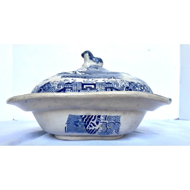 Late 19th Century Antique 19th Century English Blue Willow Covered Vegetable Serving Dish With Lion Finial Handle For Sale - Image 5 of 16