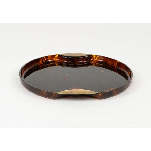 Mid-Century Round Serving Tray in Acrylic Glass Faux Tortoiseshell and Brass, Italy, 1970s For Sale - Image 11 of 16
