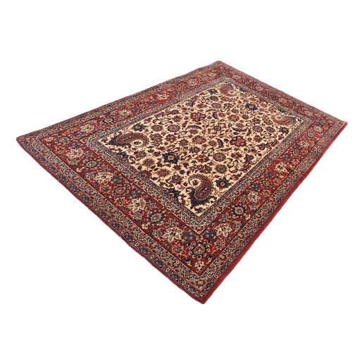 Middle Eastern Isfahan Rug in Hand-Knotted Wool For Sale