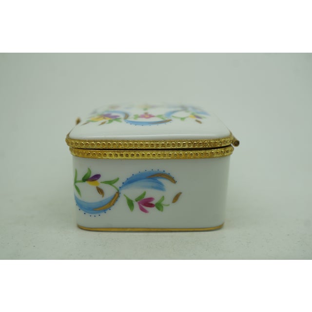 Blue Limoges France Floral Ribbon Swags Decoree a La Main Paris Trinket Pill Box 3" For Sale - Image 8 of 14