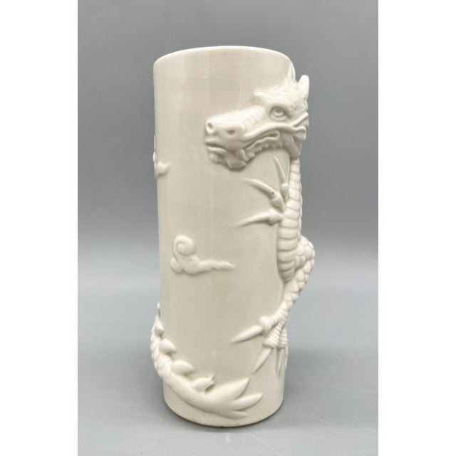 Hollywood Regency 1970s Fitz & Floyd Blanc De Chine Ceramic Dragon Vase – Asian Style High Relief Cylinder For Sale - Image 3 of 11