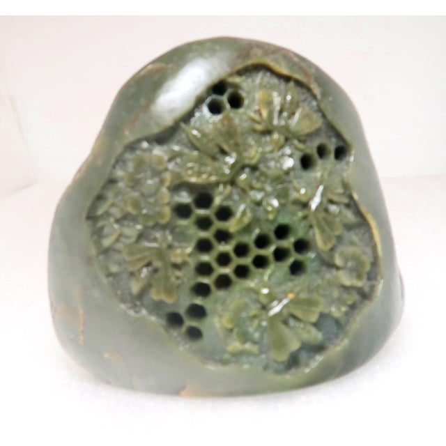 Ronald Stevens (20th Century - 21st Century) - Dark Green Jade Sculpture Exquisitely Carved Beehive With Honeycomb, Bees, and Flowers For Sale - Image 4 of 12