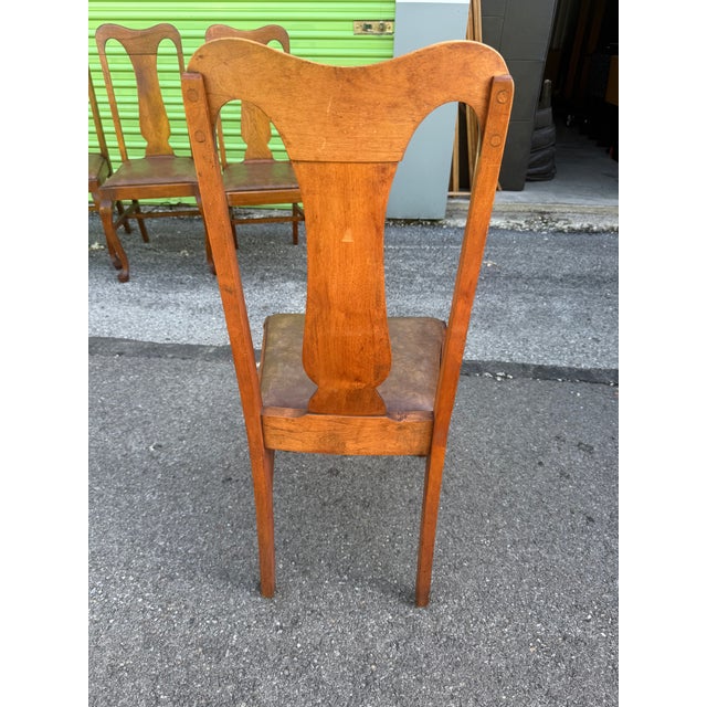 Add a sophisticated, traditional touch to your dining room with this set of four vintage Queen Anne style side chairs....