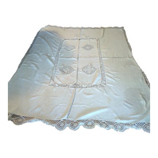 Mid 20th Century European Linen Banquet Cloth With Filet Lace Medallions For Sale