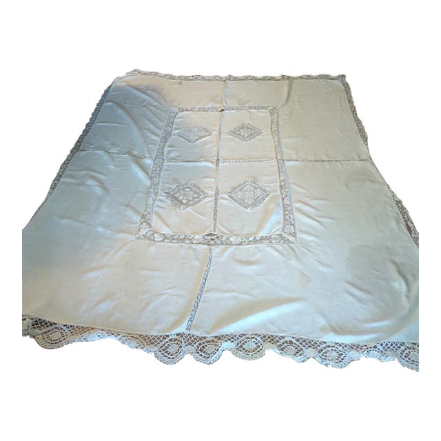 Mid 20th Century European Linen Banquet Cloth With Filet Lace Medallions For Sale
