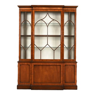 Kittinger Georgian Carved Mahogany Lighted Breakfront Bookcase Cabinet, Circa 1960s For Sale