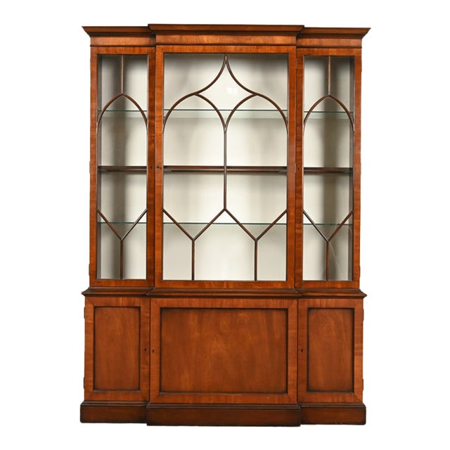 Kittinger Georgian Carved Mahogany Lighted Breakfront Bookcase Cabinet, Circa 1960s For Sale