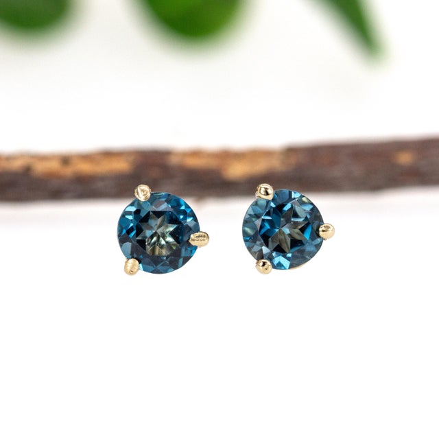Contemporary Round 5mm - London Blue Topaz Solitaire Martini Studs in 14k Solid Gold- Set of 2 For Sale - Image 3 of 7