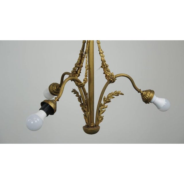 We are offering this antique pendant lamp with gold-colored, elegant details and 3 sockets. This elegant antique pendant...