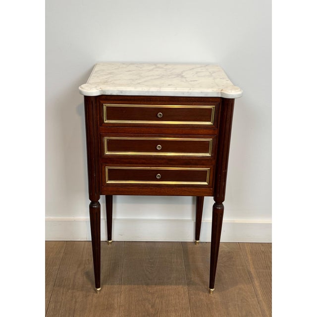 1940s 1940s Pair of mahogany and brass side tables or bedside tables with Carrara marble For Sale - Image 5 of 12