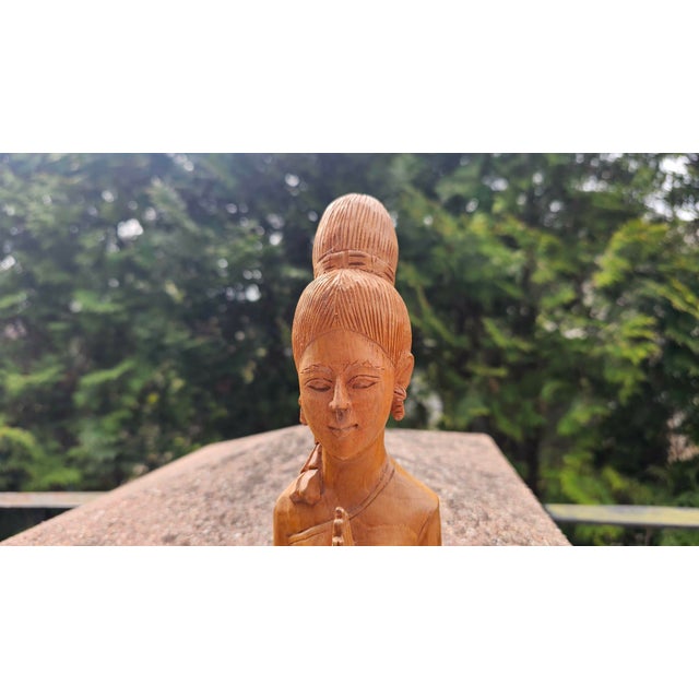 Wooden carved Thai woman Wai, vintage 1970s, dimensions: height 51.5 cm, width 7 cm, depth 6 cm.