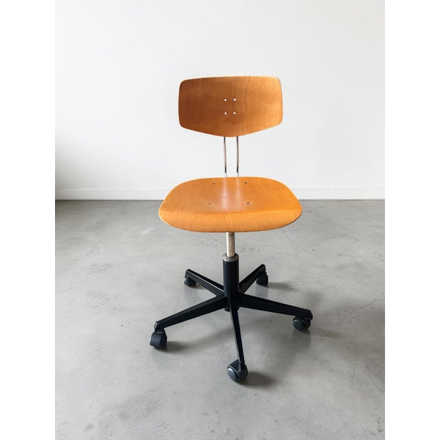 Mid-Century Modern Minimalist Swivel Chair in Molded Plywood, 1976 For Sale - Image 9 of 10