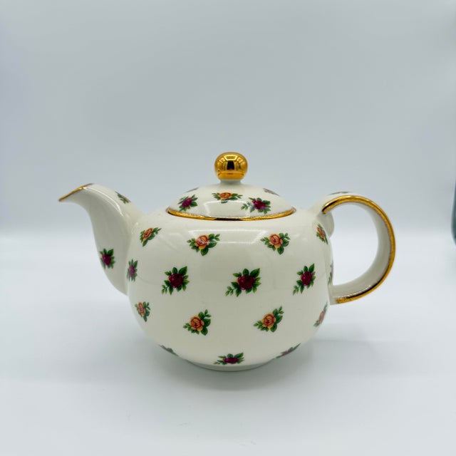This Royal Albert Old Country Roses “Classic II” teapot exemplifies traditional English floral design with enduring...