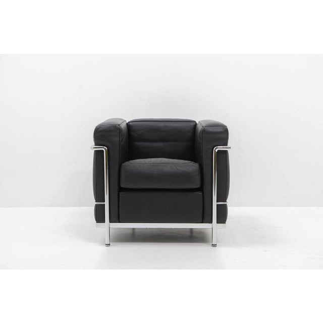 Our version of the Fauteuil Grand Confort, petit modèle, has a black leather and chrome finish frame, it originates from...