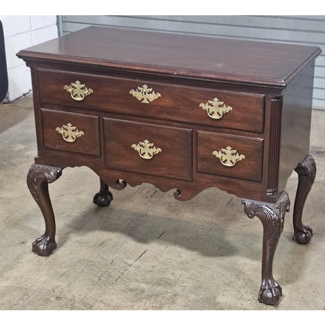Kittinger Late 20th Century Kittinger Cw-19 Colonial Williamsburg Chippendale Mahogany Lowboy Claw & Ball For Sale - Image 4 of 9