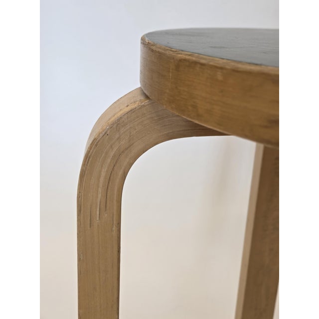 Wood E60 Stools in Green Linoleum by Alvar Aalto for Artek, Finland, 1960s, Set of 2 For Sale - Image 7 of 15