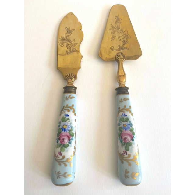 Early 20th Century Antique Early 1900's Neoclassical Hand Painted Floral Gilded Porcelain Brass Fish Serving Utensils - Set of 2 For Sale - Image 5 of 13
