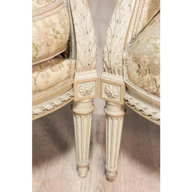 Early 20th Century Pair of French Louis XVI Style 1900s Painted and Carved Bergères à Oreilles For Sale - Image 5 of 12