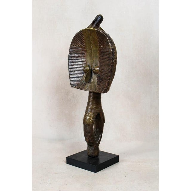 These figures are made by the kota people from mahingwe in gabon and used in ceremonies. Sculpted from wood the facial...