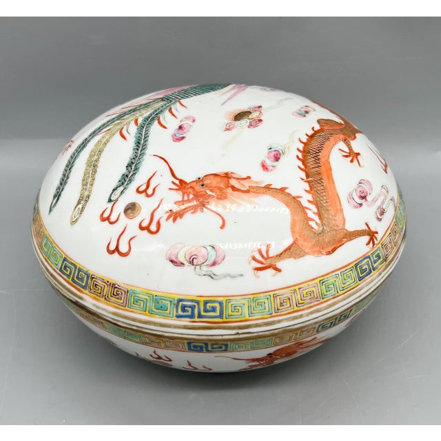 Chinoiserie Antique Chinese Guangxu Period Famille Rose Dragon & Phoenix Porcelain Covered Box, 1875–1908 – Chinoiserie / Asian Traditional For Sale - Image 3 of 18