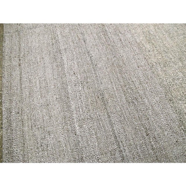 Galerie Shabab Collection Mid-20th Century Handmade Turkish Flatweave Kilim Room Size Carpet For Sale In New York - Image 6 of 10