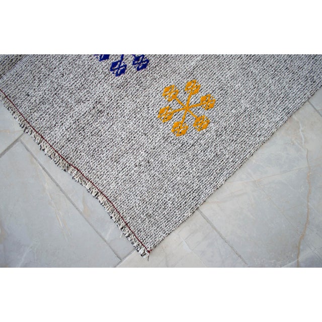 1960s Vintage Hand Woven Turkish Kilim Runner Rug Flat Weave Stair Runner Rug - 3′9″ × 19′2″ For Sale - Image 16 of 17