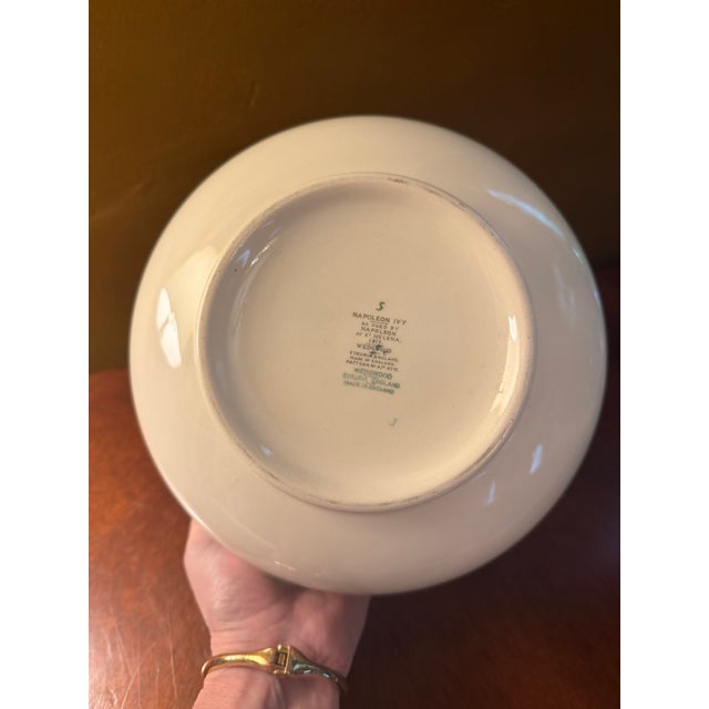 White 1950s Wedgwood Napoleon Ivy Queen's Ware - 1 Large Salad Bowl - 9-1/8" - Rare For Sale - Image 8 of 8