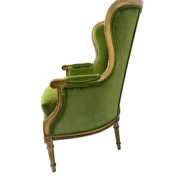 French 1910s Louis XVI Style Giltwood Carved Bergere Chair With Green Velvet For Sale - Image 3 of 13