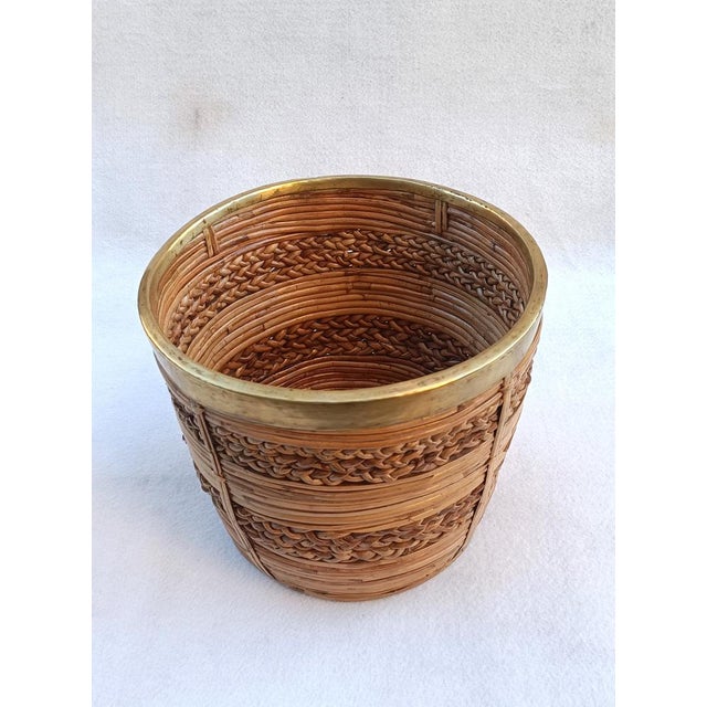 Brass-edged wicker basket constructed with circular bands and braids. Italian manufacture from the 1970s in the style of...