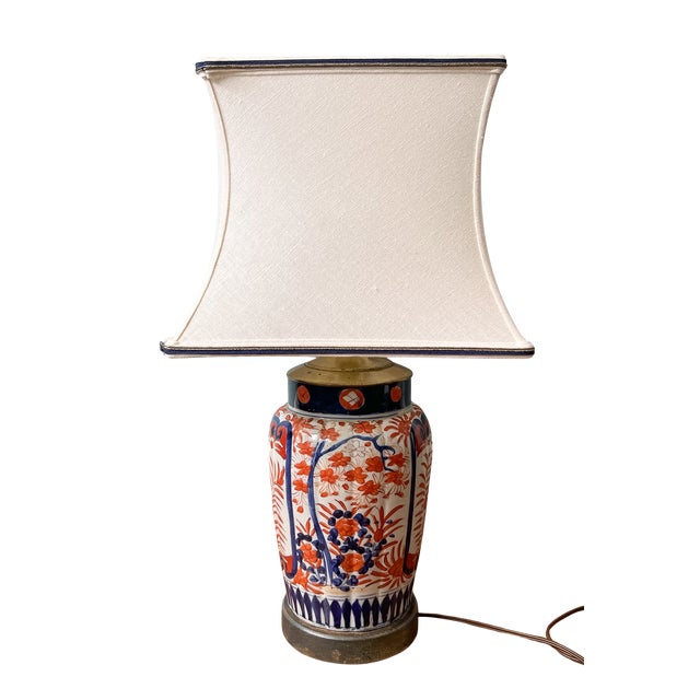 Red Vintage Imari Style Hand-Painted Ceramic Table Lamp With Brass Hardware & Square Shade – Chinoiserie / Hollywood Regency For Sale - Image 8 of 13