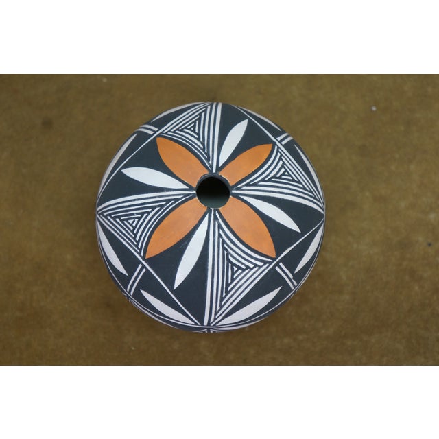 Late 20th Century D. Patricio Acoma New Mexico Native Southwestern Pueblo Pottery Vases For Sale - Image 5 of 10