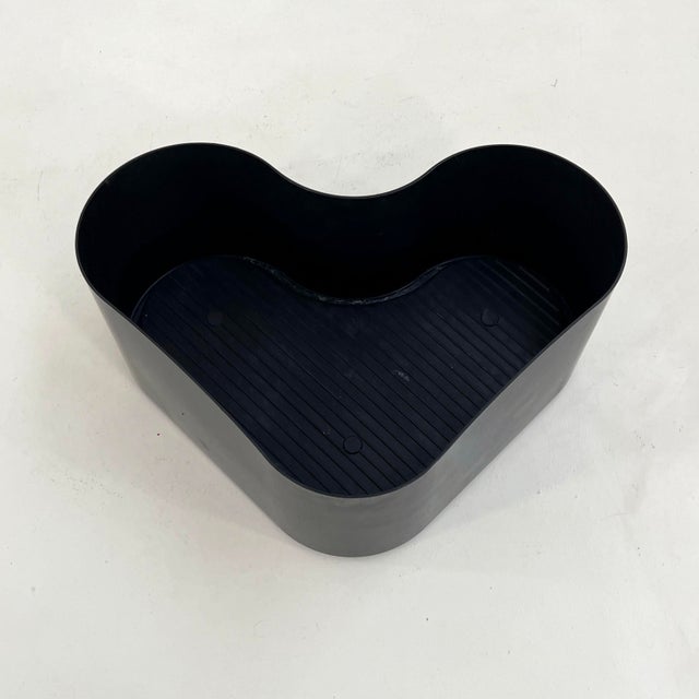 Wavy Crescendo Planter on Wheels by Isao Hosoe for Bilumen, 1970s, in Good conditions. Designed 1970 to 1979 This piece...