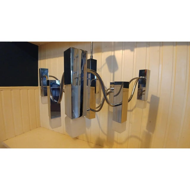 Chandelier with 8 lights in chromed metal dating from the 70s from the famous designer Sciolari for the Boulanger house....