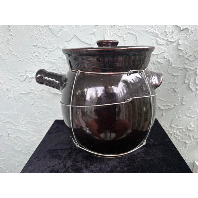 Farmhouse Vintage Dark Brown Stoneware Bean Pot With Lid and Wire Carrier, C. 1940s–1950s For Sale - Image 3 of 11