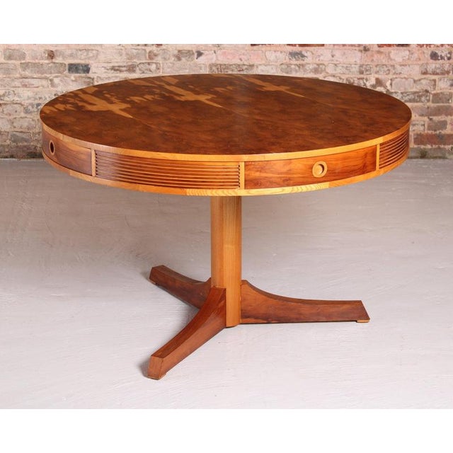 Mid Century 'Drum' yew dining table by Robert Heritage for Archie Shine, circa 1950s. 4 cutlery drawers with recessed...