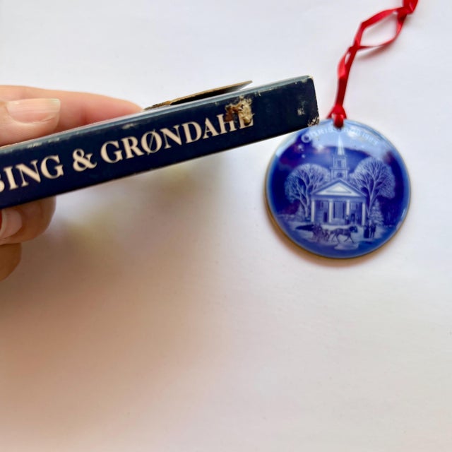 Vintage Bing & Grøndahl Ornament “New England" 1989 From the "Christmas in America" Limited Edition -Porcelain Blue and White For Sale In Miami - Image 6 of 10