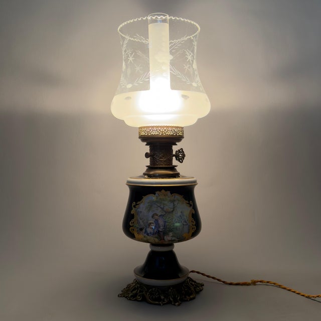 A superb furnishing element combining classic charm and absolute elegance. This imposing and majestic table lamp is a...